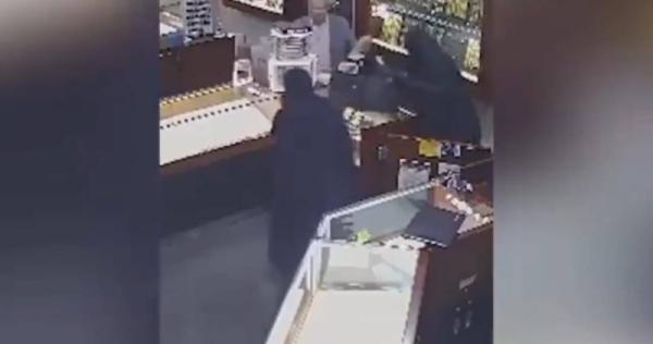 امرأة تمنع عملية سرقة بصراخها(فيديو)